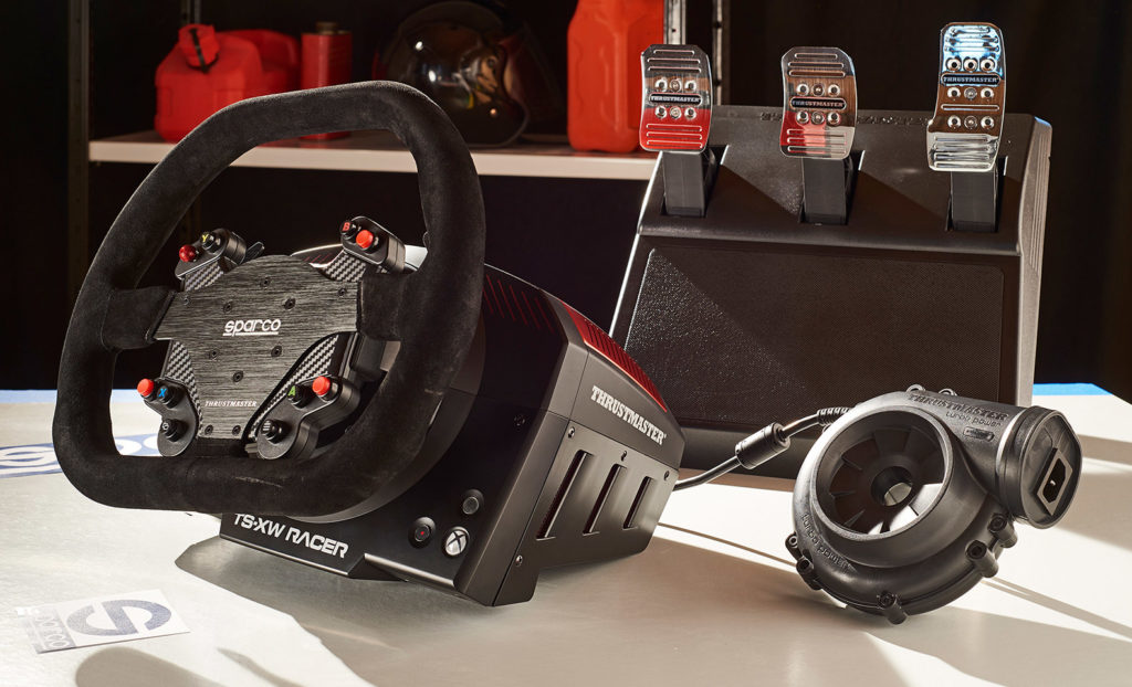 Image lifestyle du volant TS XW Racer Sparco P310 et son alimentation Turbo Power