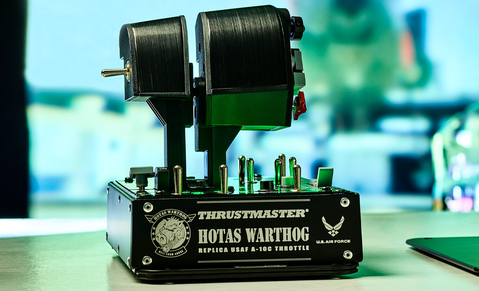 Thrustmaster HOTAS WARTHOG™ pour pilotes d'avion